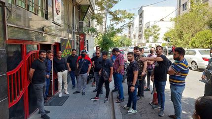 تجمع اعتراضی هواداران پرسپولیس در مقابل ساختمان باشگاه