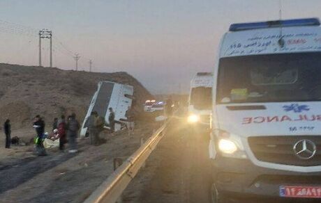 ۲۶ مصدوم براثر واژگونی اتوبوس در بزرگراه نیشابور مشهد