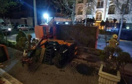 مصدومیت ۲ نفر در واژگونی جرثقیل در ولنجک تهران