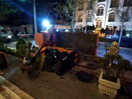 مصدومیت ۲ نفر در واژگونی جرثقیل در ولنجک تهران