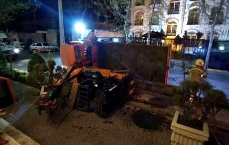 مصدومیت ۲ نفر در واژگونی جرثقیل در ولنجک تهران