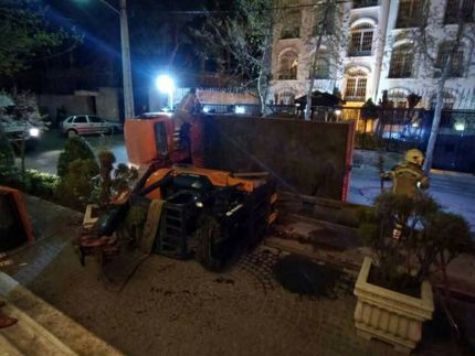مصدومیت ۲ نفر در واژگونی جرثقیل در ولنجک تهران