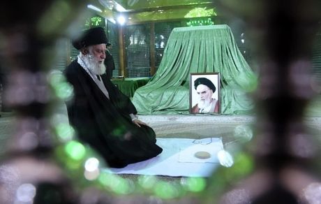 حضور رهبر انقلاب در مرقد مطهر امام (ره)