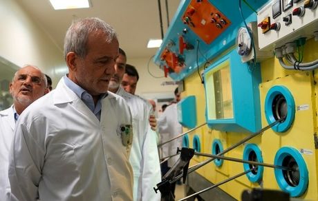 تاکید رئیس جمهور بر حمایت کامل از توسعه صنعت هسته‌ای صلح‌آمیز کشور / آینده کشور حرکت به‌سوی فناوری‌های نوین است