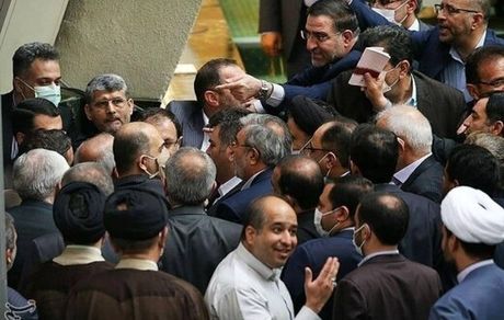 روزنامه اصولگرا خطاب به مجلس یازدهم: مسائل حاشیه ای تان بر اولویت ها سایه انداخته