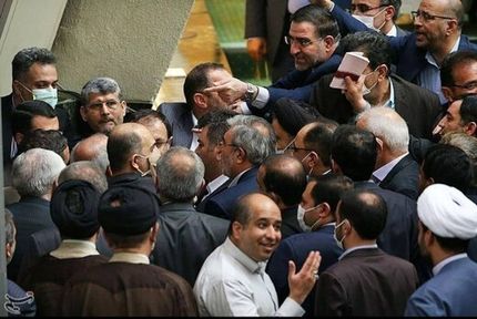 روزنامه اصولگرا خطاب به مجلس یازدهم: مسائل حاشیه ای تان بر اولویت ها سایه انداخته
