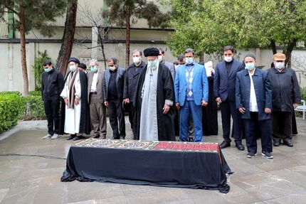 رهبری نماز پیکر مرحوم غفوری فرد اقامه کردند