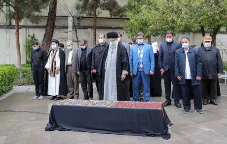 رهبری نماز پیکر مرحوم غفوری فرد اقامه کردند
