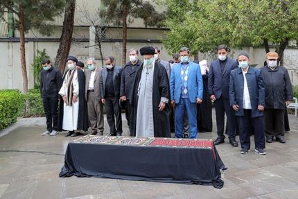 رهبری نماز پیکر مرحوم غفوری فرد اقامه کردند