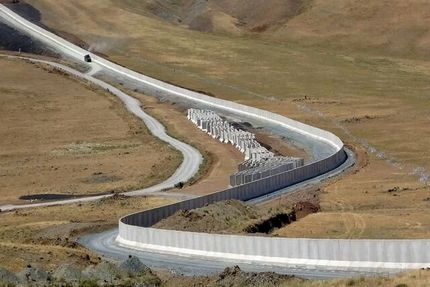۱۰ کیلومتر از دیوار مرزی ایران و افغانستان ساخته شده است