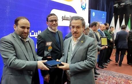 اعطای نشان منتخب مسئولیت اجتماعی استان زنجان به بانک مسکن