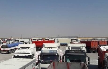 بسته شدن مرز مهران به دلیل شیوع کرونا ۱۰۰۰ کامیون را سرگردان کرد