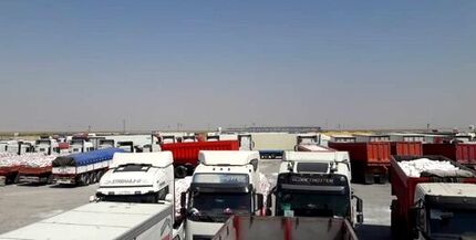 بسته شدن مرز مهران به دلیل شیوع کرونا ۱۰۰۰ کامیون را سرگردان کرد