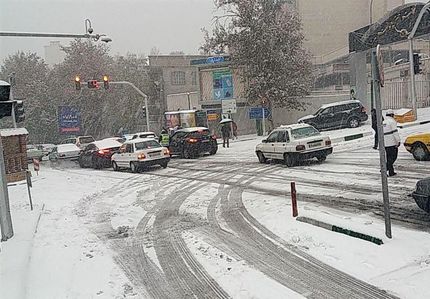 بازهم شهرداری تهران غافلگیر شد / برف، پایتخت را قفل کرد