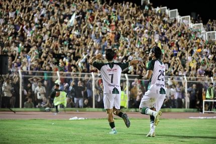 خیبر خرم‌آباد لیگ برتری شد / صعود فجرسپاسی یا چادرملو به روز آخر کشید