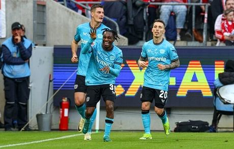 لورکوزن حالا ۱۰ امتیاز از بایرن پیش است