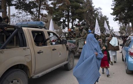 ضرب و شتم مغازه داران یک شهر افغانستان توسط طالبان / دلیل: فروش اجناس به زنان!