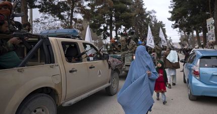 ضرب و شتم مغازه داران یک شهر افغانستان توسط طالبان / دلیل: فروش اجناس به زنان!