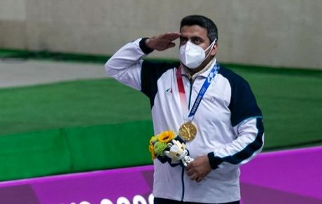  اهدای ۲ مدال طلای جواد فروغی به موزه آستان قدس رضوی