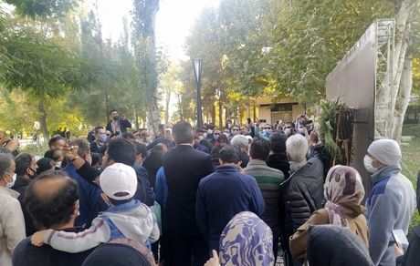 صدها نفر از دوستداران مرحوم شجریان بر مزارش حضور یافتند