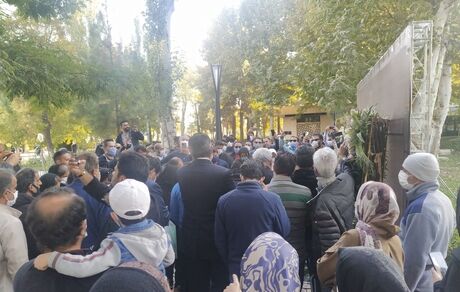 صدها نفر از دوستداران مرحوم شجریان بر مزارش حضور یافتند