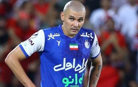 مدافع خارجی سابق استقلال دوباره آبی‌پوش شد