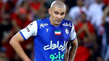 مدافع خارجی سابق استقلال دوباره آبی‌پوش شد