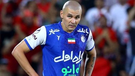 مدافع خارجی سابق استقلال دوباره آبی‌پوش شد