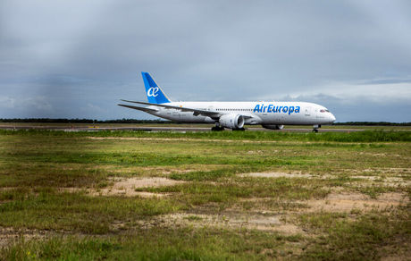 مصدوم شدن ۳۰ مسافر در پی فرود اضطراری هواپیمای بوئینگ