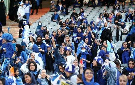 تعداد تماشاگران زن در بازی استقلال و پیکان به ۱۰۰۰ نفر افزایش یافت