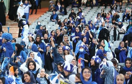 تعداد تماشاگران زن در بازی استقلال و پیکان به ۱۰۰۰ نفر افزایش یافت