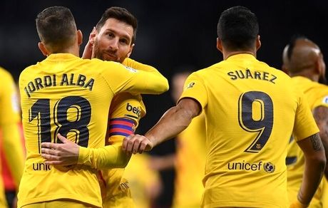 
بارسلونا، صدرنشین پا در هوا
