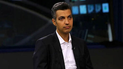 عادل فردوسی‌پور، «فوتبال علیه دشمن» را می‌خواند