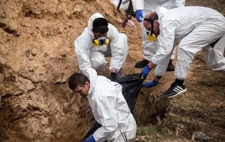 یک گور دسته‌جمعی دیگر در اوکراین / پیدا شدن اجساد در یک گودال نزدیک پمپ بنزین