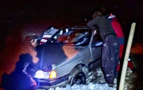 نجات ۱۰ دستگاه خودروی گرفتار در برف و کولاک محور تکاب به مائین بلاغ