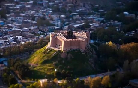 حمله دشمن به حریم قلعه تاریخی فلک‌الافلاک