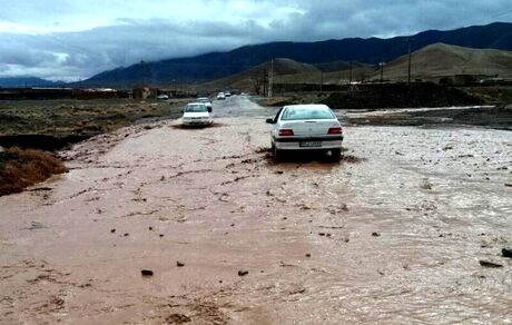 مسدود شدن راه ارتباطی ۲۳ روستای خرم آباد بدلیل سیلاب