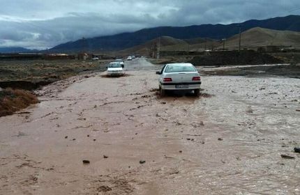 مسدود شدن راه ارتباطی ۲۳ روستای خرم آباد بدلیل سیلاب