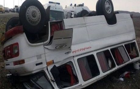 مصدوم شدن ۲۶ نفر و جان باختن یک سرنشین در حادثه واژگونی یک دستگاه مینی بوس در پارس آباد