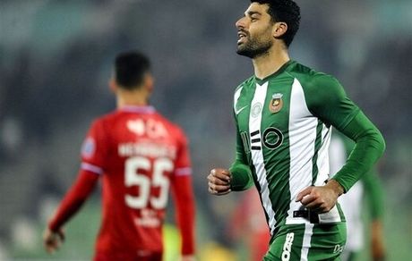 مهدی طارمی روی جلد روزنامه‌های پرتغالی/ عکس