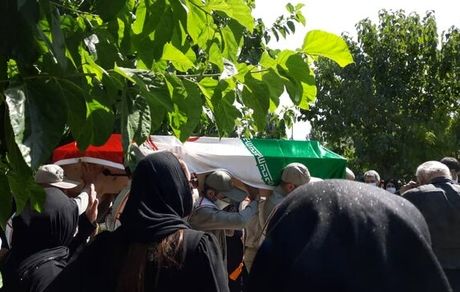 پیکر دو خبرنگار درگذشته در حادثه واژگونی اتوبوس تشییع شد