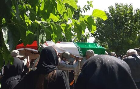 پیکر دو خبرنگار درگذشته در حادثه واژگونی اتوبوس تشییع شد