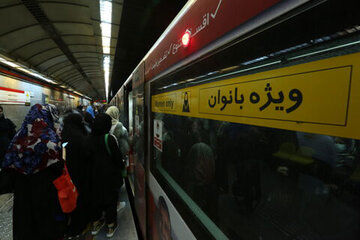 پرده جداسازی زنان و مردان در مترو نصب شد