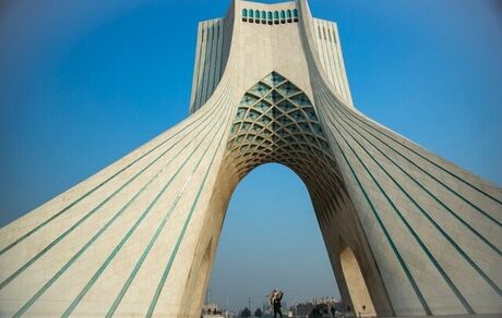 اجرای سرود ۳۱۳ نفره در میدان آزادی و برج میلاد/حضور کاروان‌های خودرویی و دوچرخه سواران با پرچم