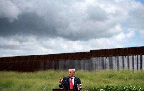 ترامپ در بازدید از دیوار مرزی با مکزیک: بایدن در حال نابودی کشور ماست