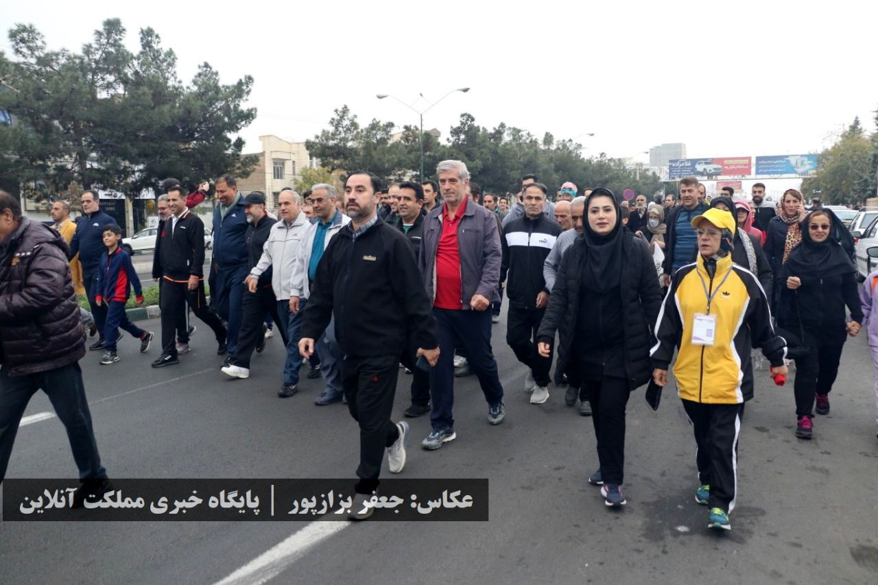در یک هوای پاییزی، همایش پیاده‌روی خانوادگی در ارومیه برگزار شد