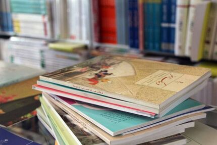 کتاب درسی به تعداد کافی و نیاز توزیع شده است