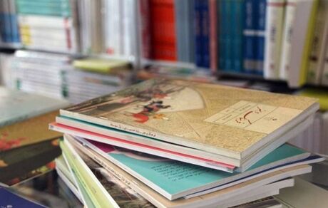 کتاب درسی به تعداد کافی و نیاز توزیع شده است