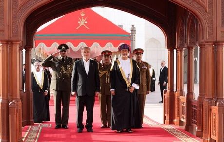 رئیس جمهور با استقبال رسمی وارد عمان شد