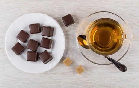 فشار خون را با چای و شکلات تلخ کاهش دهید